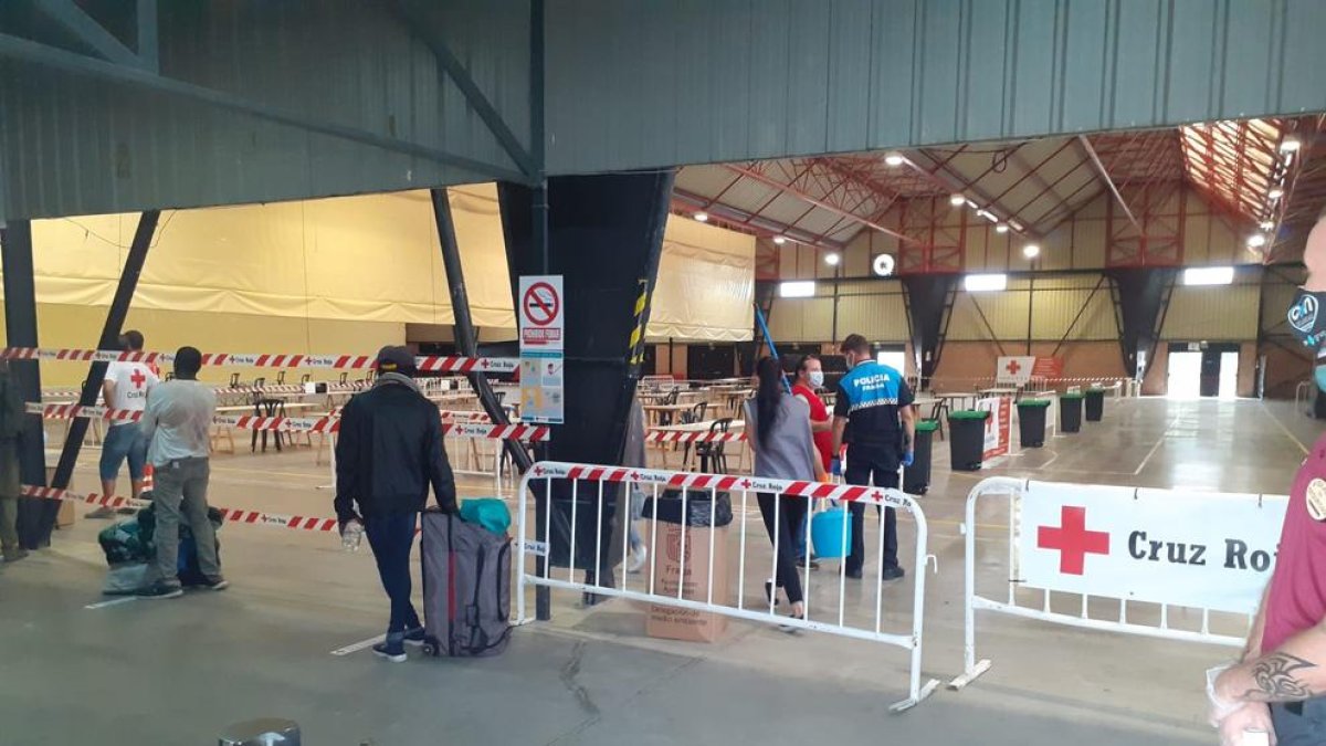 El Sotet s’estrena amb 29 usuaris - El pavelló del Sotet de Fraga es va estrenar dimecres amb 29 temporers sense sostre. L’espai té capacitat per allotjar 50 usuaris i ofereix de forma temporal llit, esmorzar i sopar amb la gestió de Creu Ro ...