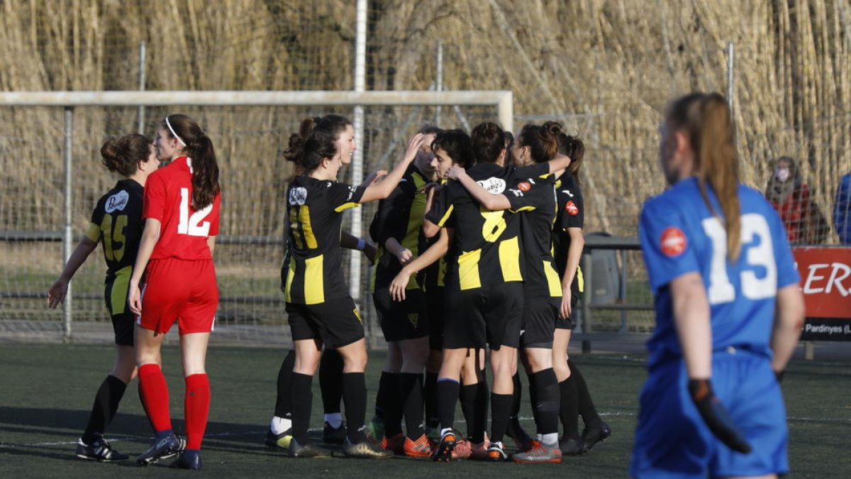 Las jugadoras del Pardinyes celebran uno de los goles.