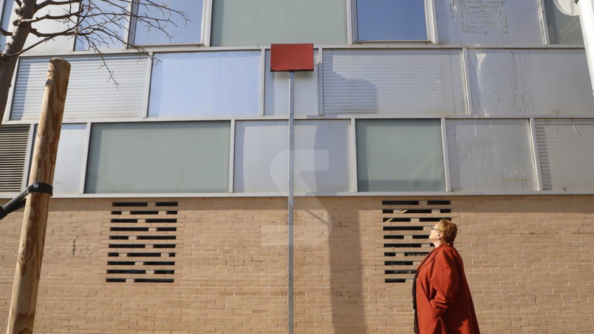 Imatge d'una de les plaques, a una altura elevada, tapada amb pintura.