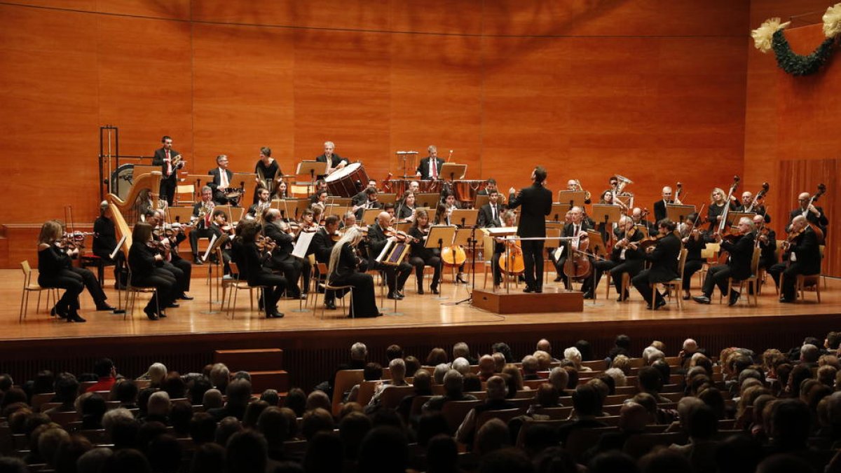 L’Orquestra Simfònica del Vallès va posar la música ahir al Festival de Valsos i Danses, l’últim concert de l’any a l’Auditori de Lleida.