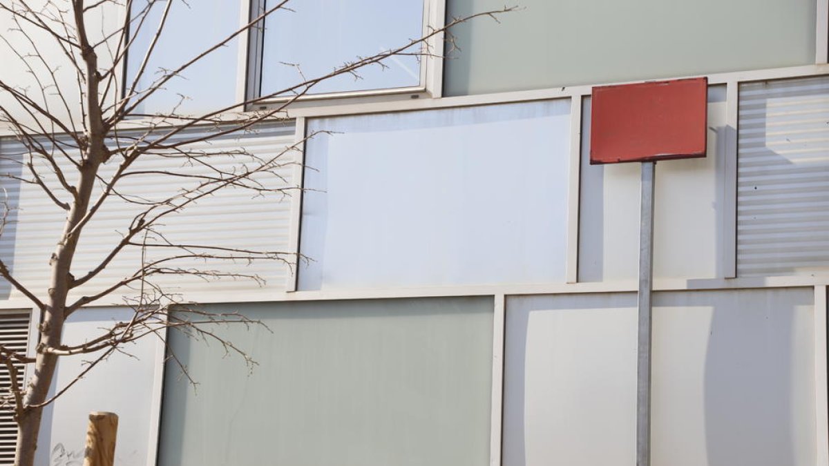 Imagen de una de las placas, a una altura elevada, tapada con pintura.