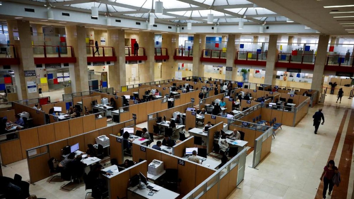 Imatge d’una de les delegacions de l’Agència Tributària amb funcionaris atenent el públic.