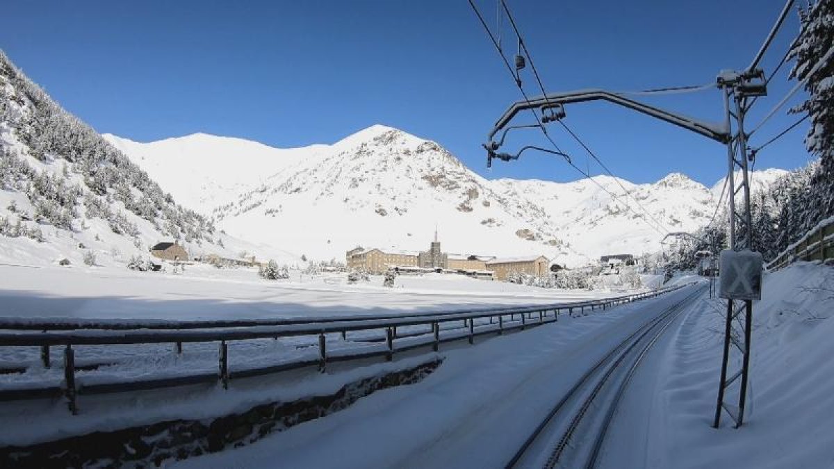 Les vies del tren de cremallera amb el santuari al fons.