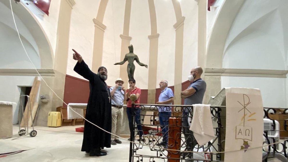 Los preparativos del santuario del Sant Dubte, que acogerá a la comunidad copta ortodoxa.