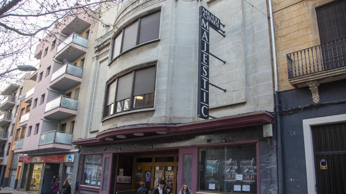 Vista general de la façana dels Cinemes Majèstic, ubicats a l’avinguda de Catalunya.
