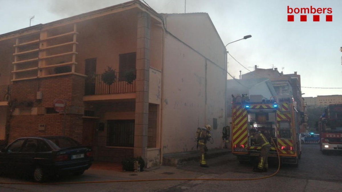 Els Bombers van treballar-hi amb cinc dotacions.