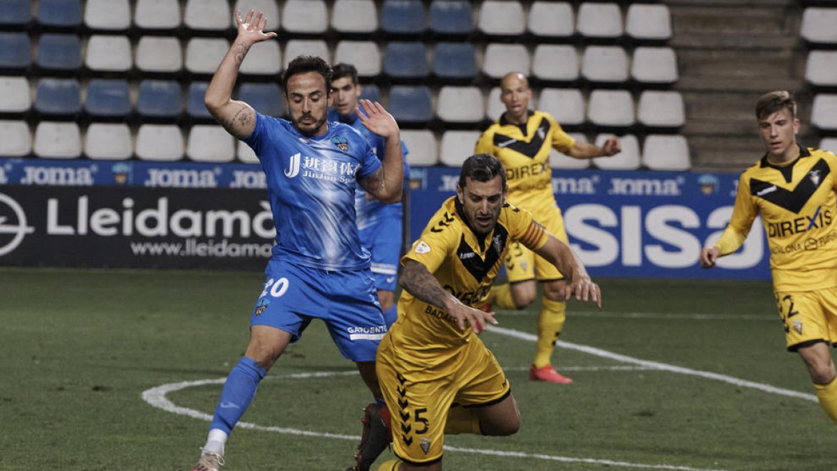 Álvaro pugna con un rival en una acción del partido de ayer.
