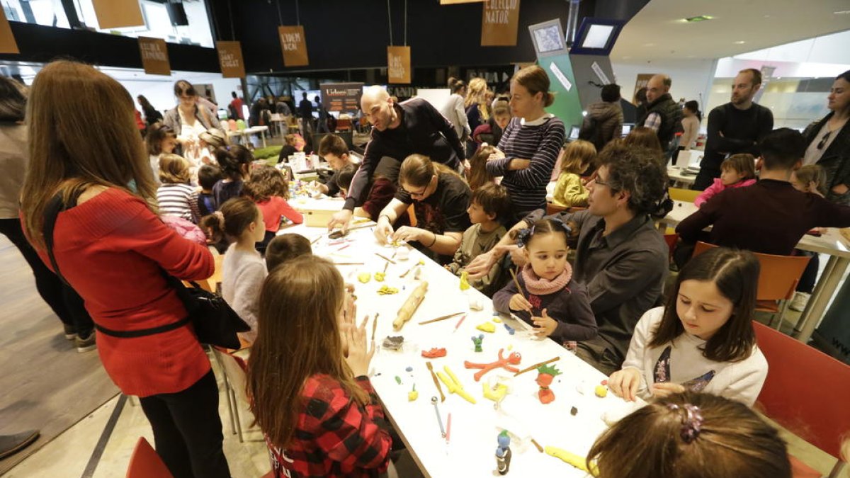 Los talleres con figuras de plastilina hicieron ayer las delicias de los más pequeños.