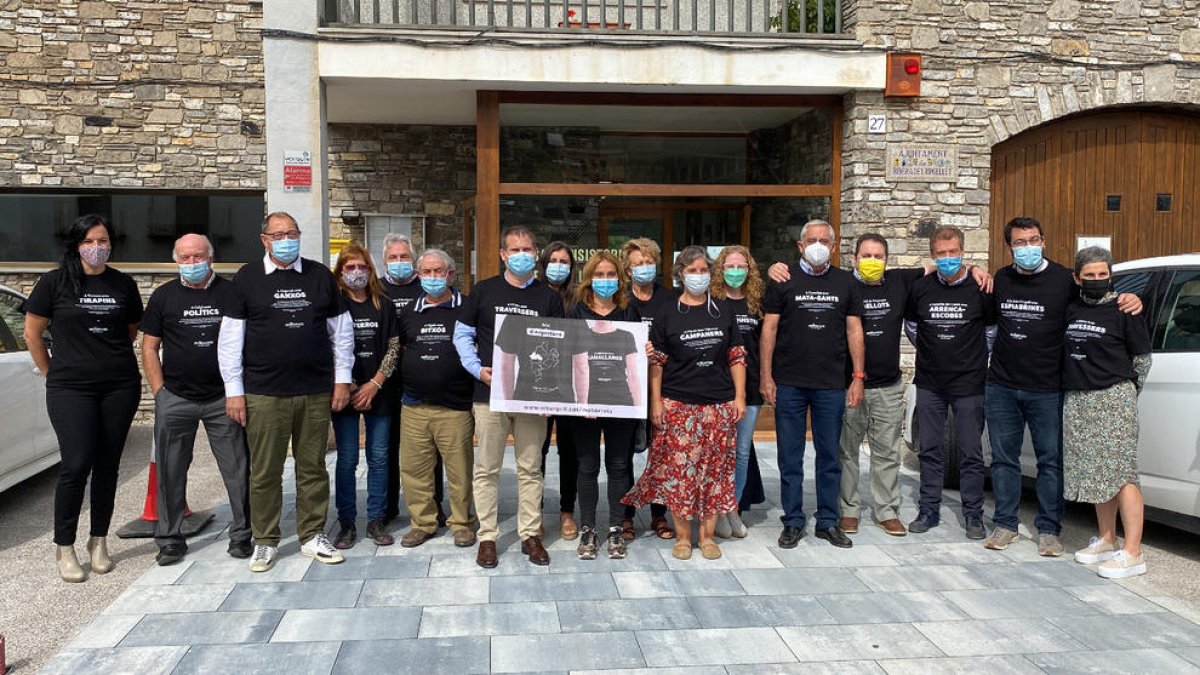 El consell comarcal va presentar ahir el projecte als alcaldes de l’Alt Urgell, amb samarretes incloses.