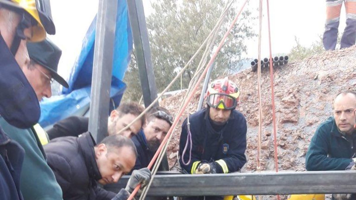 Entrada de los mineros y trabajos de control en el pozo de Totalán.