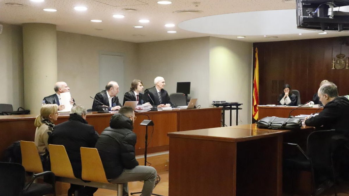 El matrimonio y el tercer acusado, ayer en el banquillo de la Audiencia de Lleida.