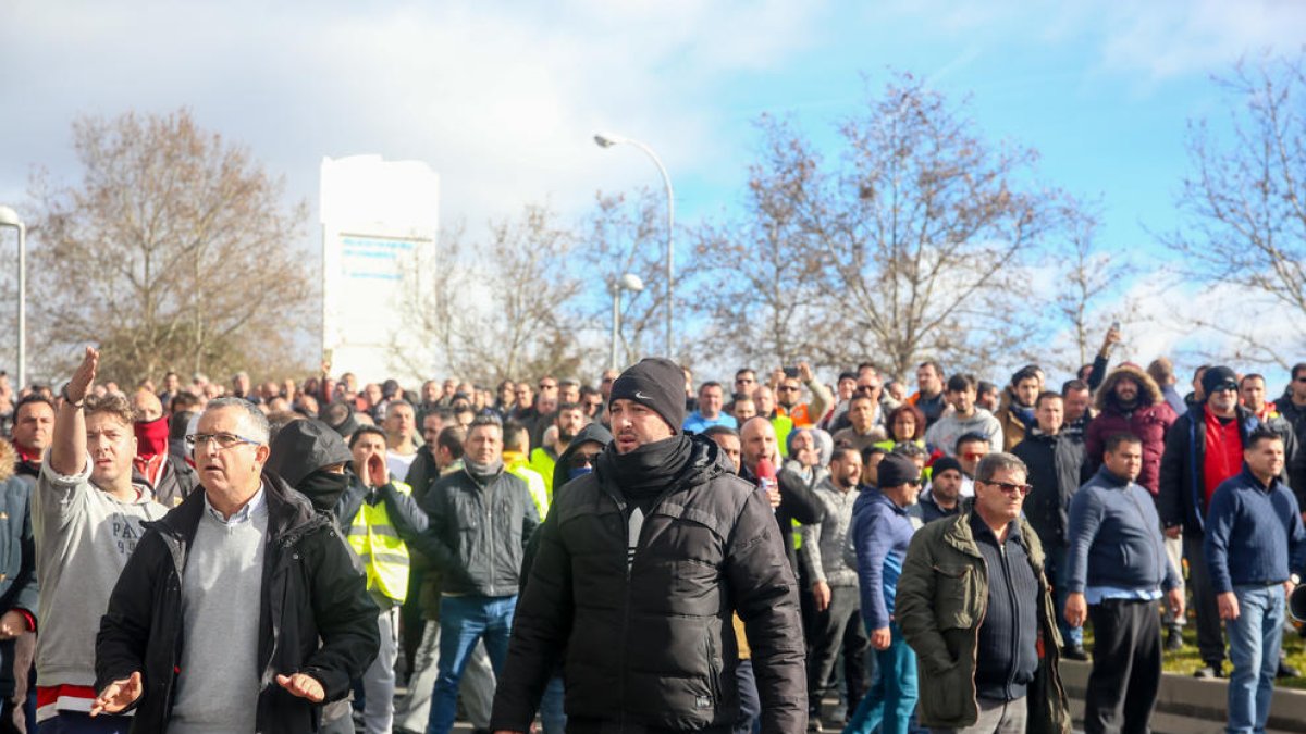 Taxistas madrileños ante el cordón policial que les separaba del recinto de Fitur, ayer.