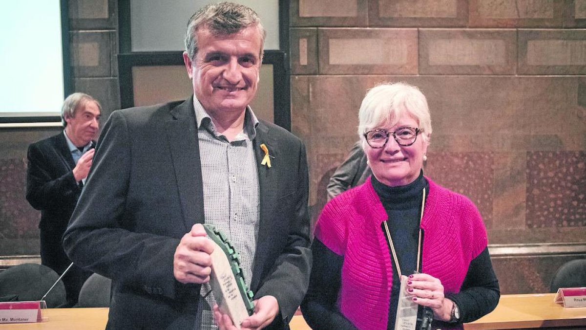 Vilagut, junto a la ganadora del premio de poesía, Glòria Calafell.