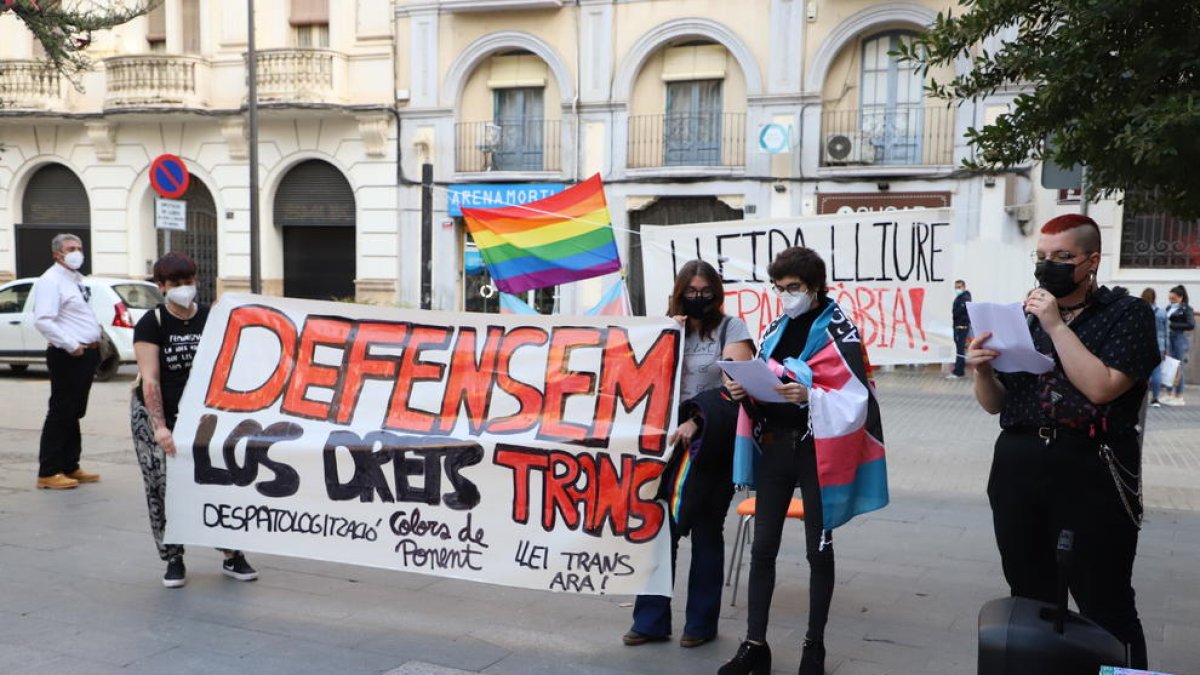 Concentració a Lleida pels drets de les persones transsexuals