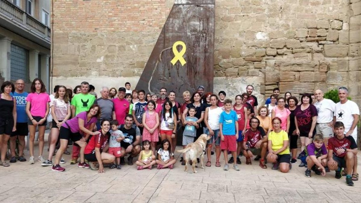 Foto de familia de los vecinos de Alguaire que participaron el viernes en la caminata y la cena popular a la luz de la Luna.