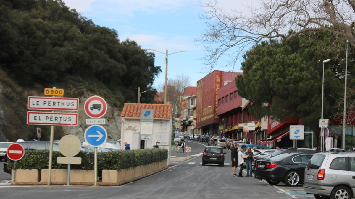 La carretera de entrada al Pertús, ayer.