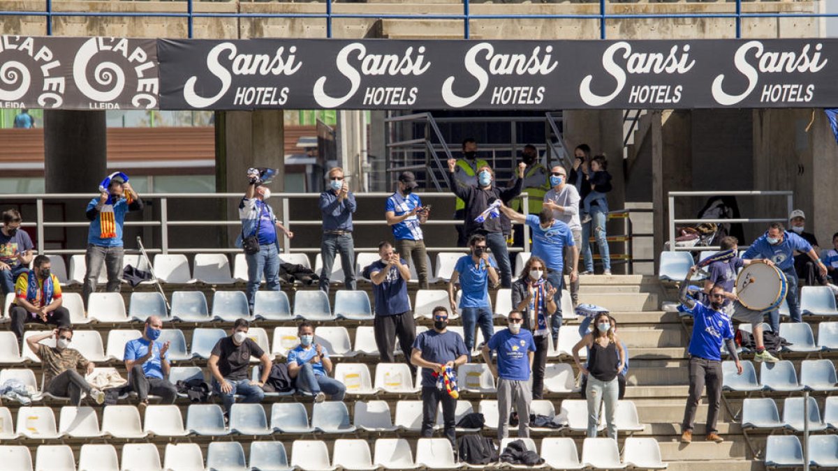 Alguns dels espectadors que van ser diumenge a l’estadi.
