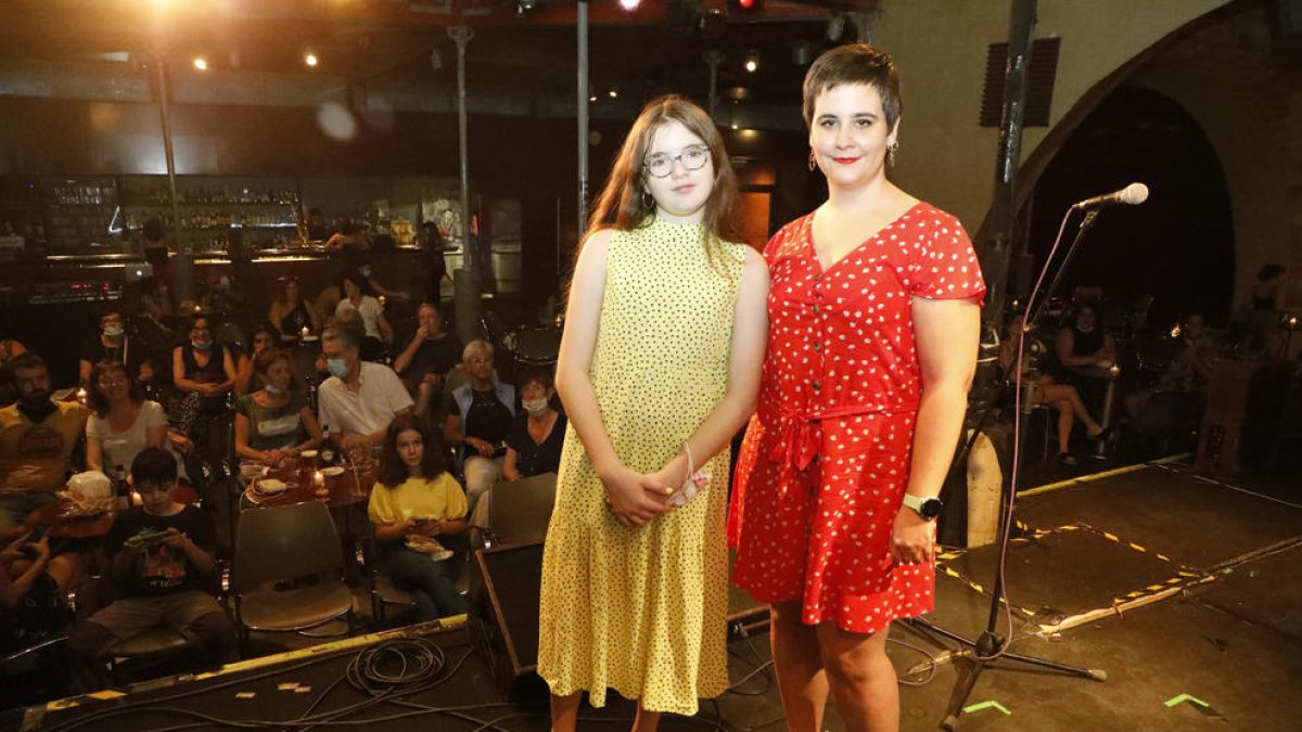 El ‘Cafè Curt’, d’estrena - La cineasta lleidatana Alba Naranjo (a la foto amb una de les nenes protagonistes, Blau Juvillà) va estrenar ahir a la nit en el cicle Cafè Curt del Cafè del Teatre de Lleida el seu nou curtmetratge, Querida Cl ...