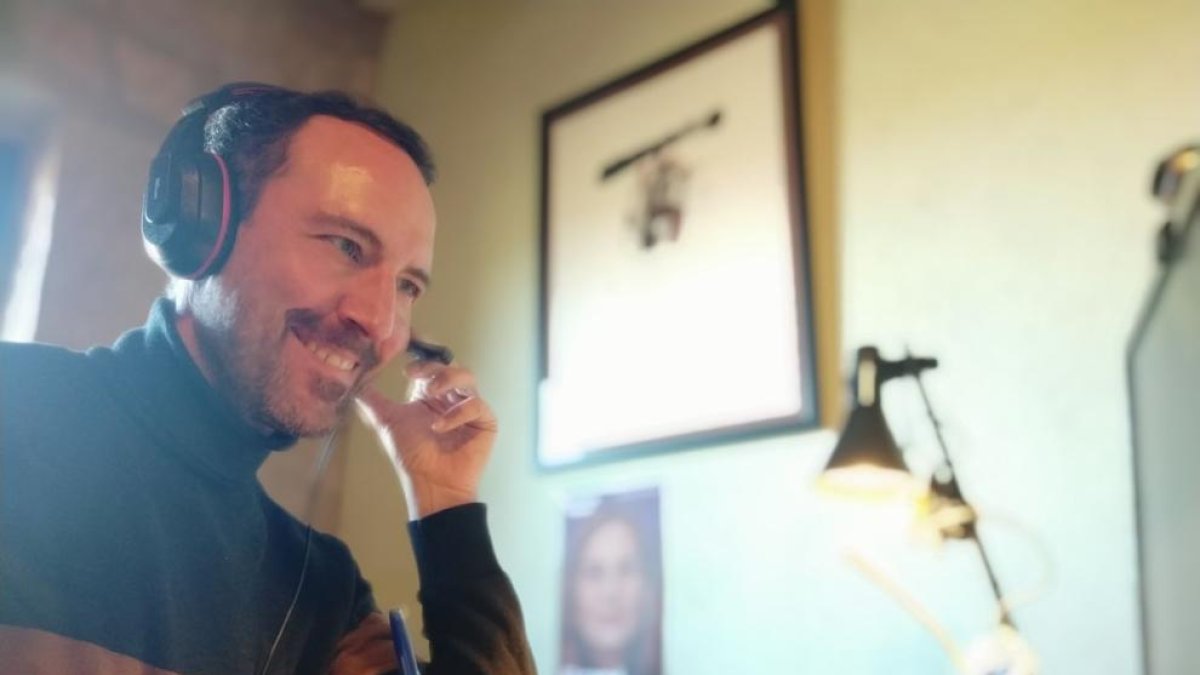 Moya, haciendo ayer llamadas en su campaña de ‘calling’