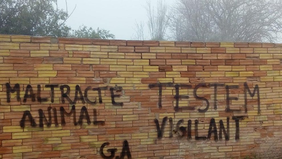 Pintada contra una granja en las Garrigues