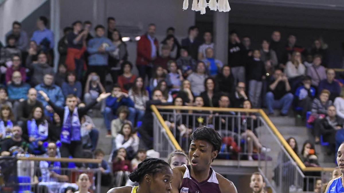 Shereesha Richards intenta escapar-se de la pressió de Minata Keita.