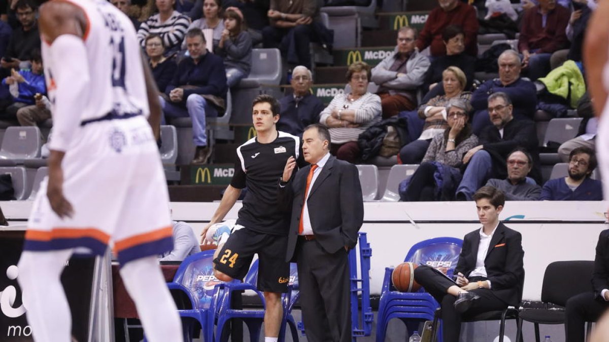 Aranzana dóna instruccions a Lafuente en el duel contra el Melilla.