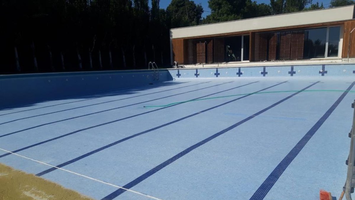 La piscina del CT Urgell vacía donde ayer comenzaron los trabajos de mantenimiento.