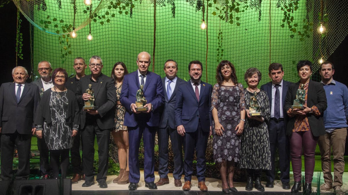 Foto de família dels guardonats amb les autoritats i representants del Centre Cultural.