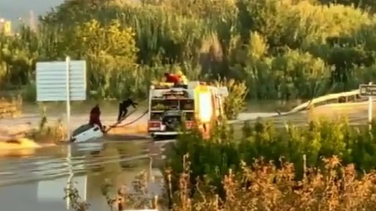 VÍDEO. Rescatan un conductor de la riada entre Lleida y Albatàrrec