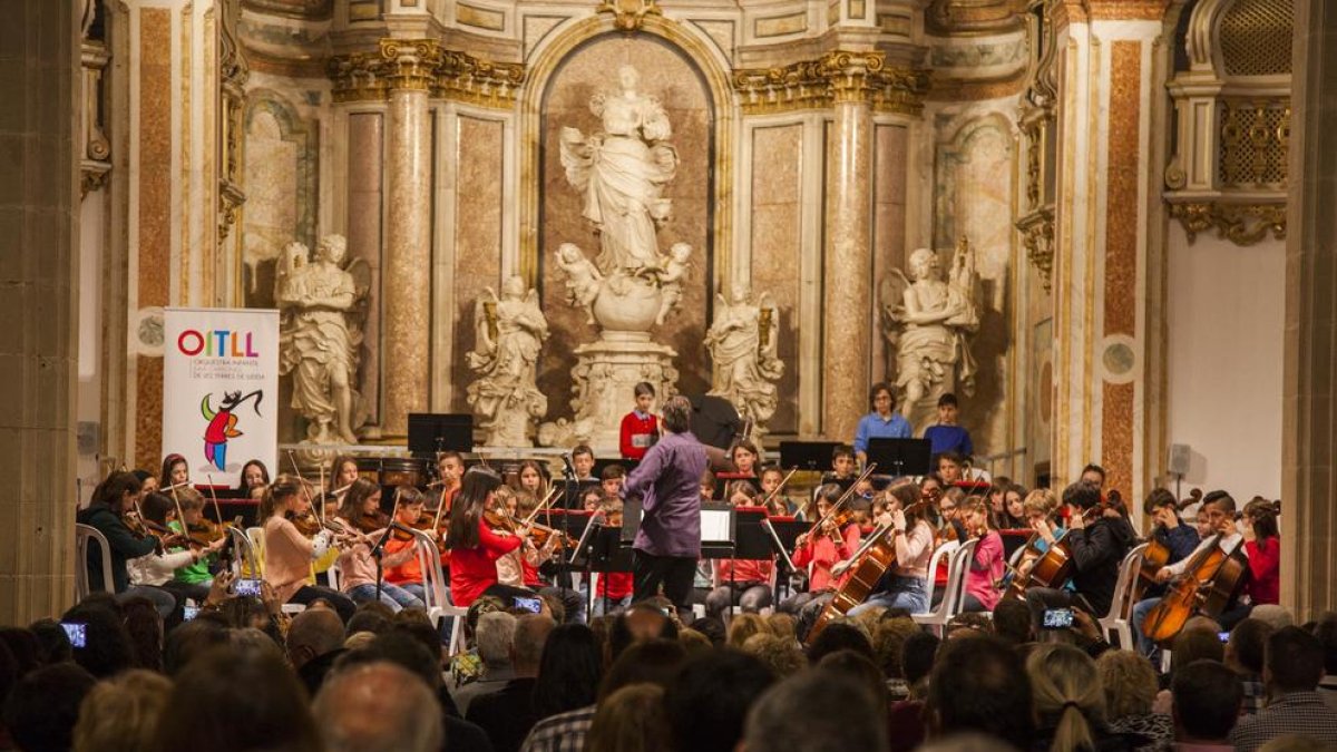 La Orquestra Infantil de les Terres de Lleida durante el concierto, ayer en el Paranimf de Cervera.