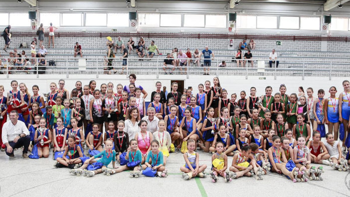 En la imagen, los patinadores que lograron alguna medalla durante la competición celebrada en el pabellón de La Bordeta.