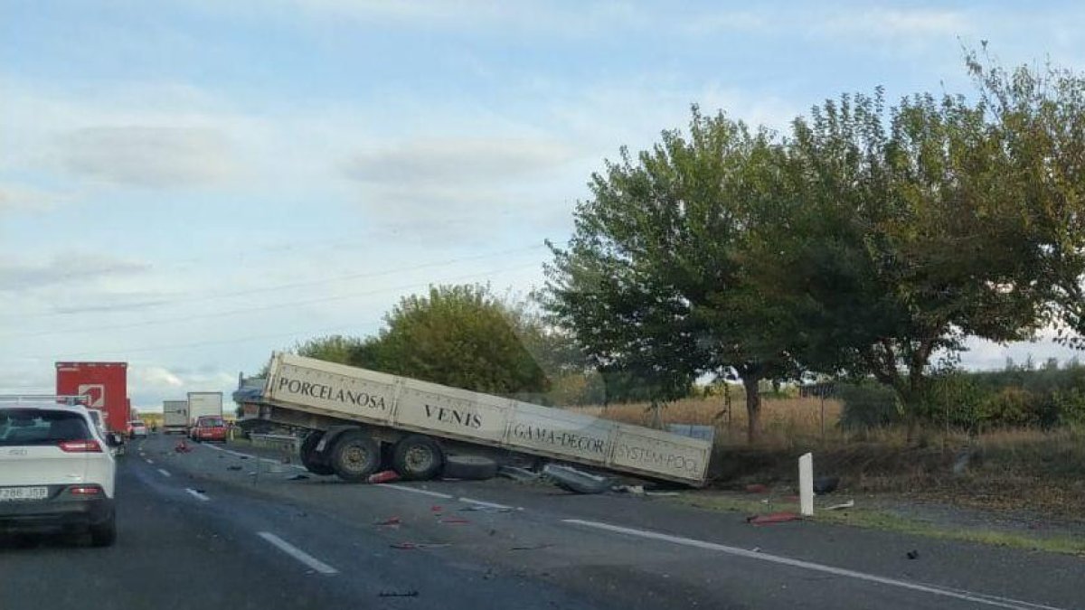 Una vista del accidente con tres camiones trailer implicados.
