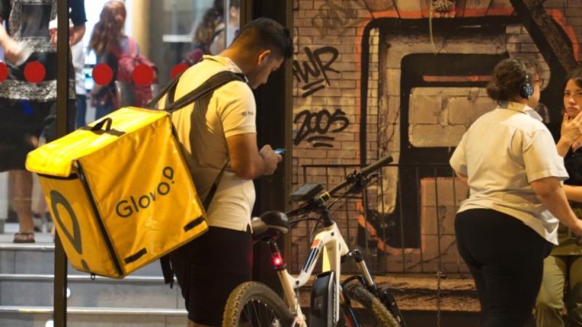 El modelo de la empresa de reparto Glovo está en el punto de mira.