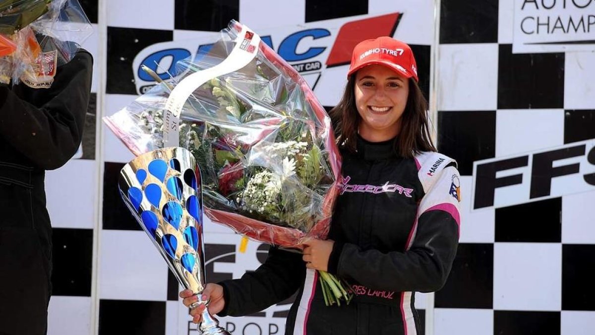 Ares Lahoz, en el podio de la prueba francesa con el trofeo como tercera clasificada.