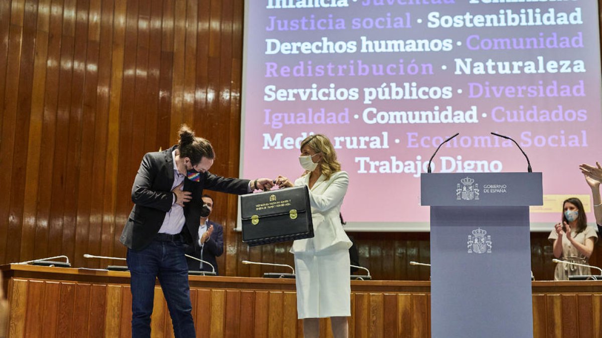 Iglesias va escenificar el relleu entregant la cartera de la vicepresidència a Yolanda Díaz.
