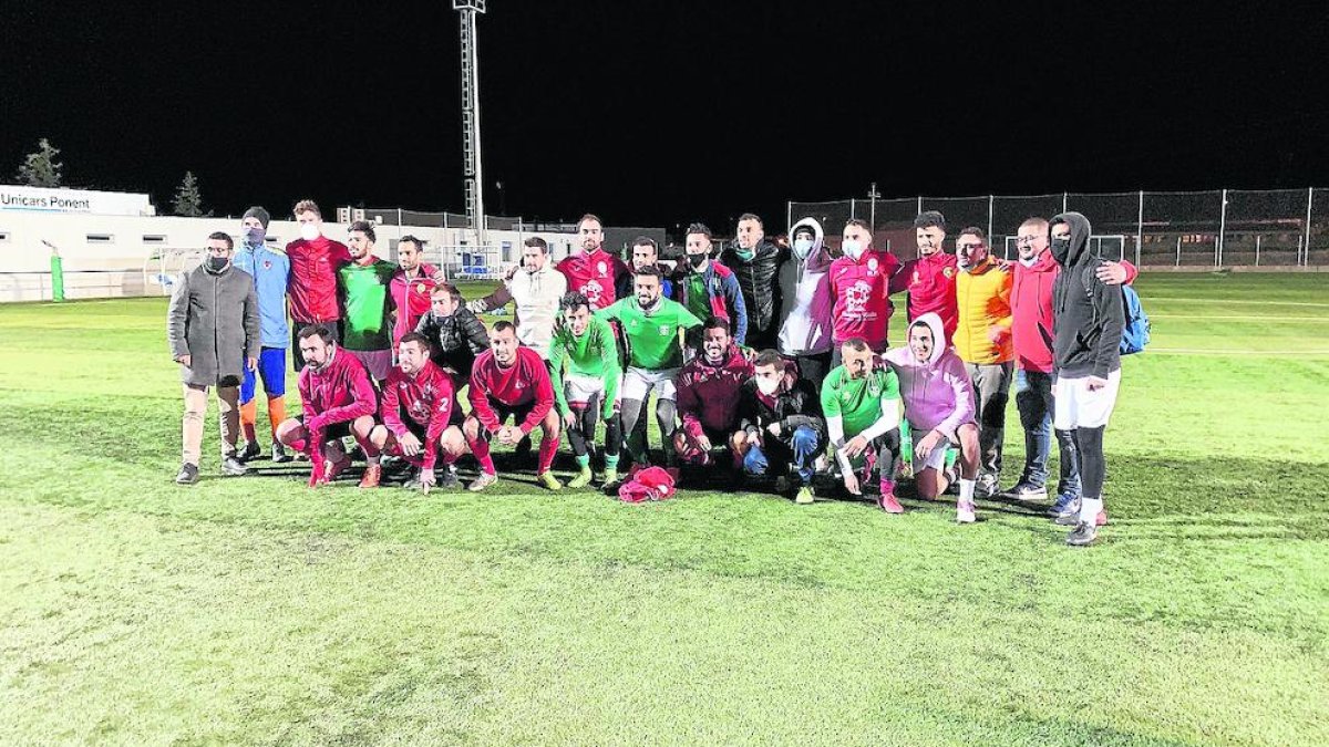 El equipo Nostàlgia Lleida, reciente campeón del torneo de Fútbol 7,  que destronó a Cafè París.