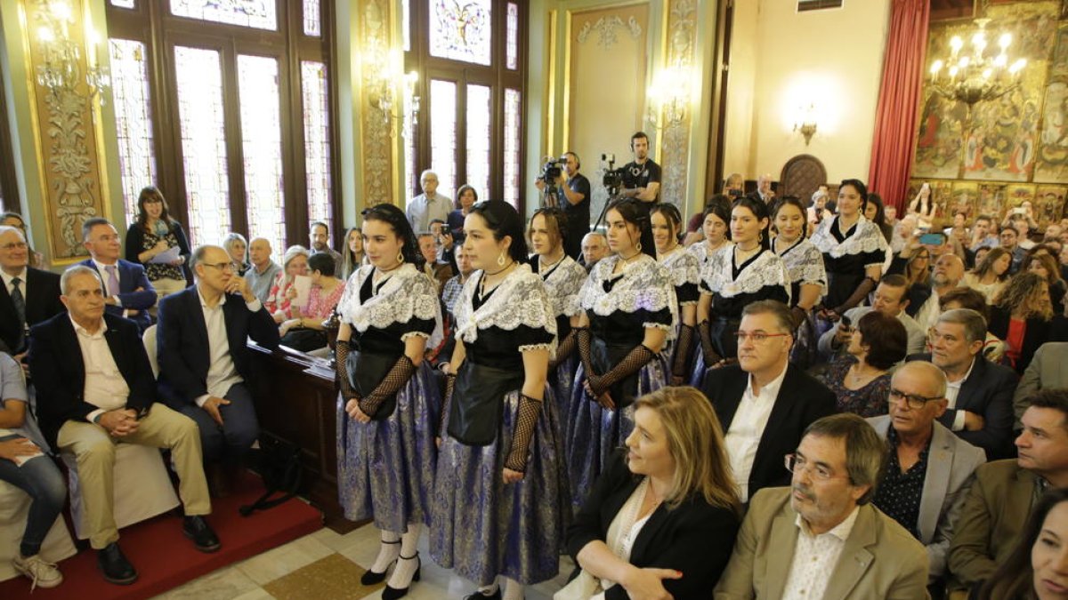 Les pubilles, a l’entrar al saló de plens de la Paeria a les passades Festes de Maig.