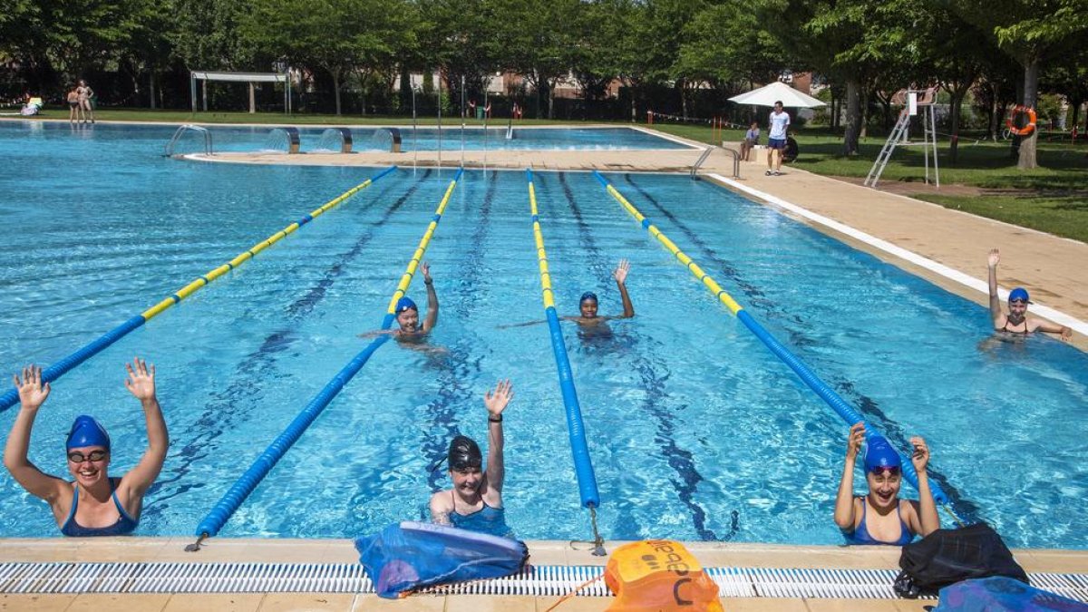 Els nadadors del CN Tàrrega es poden entrenar durant l’estiu a la piscina a l’aire lliure.