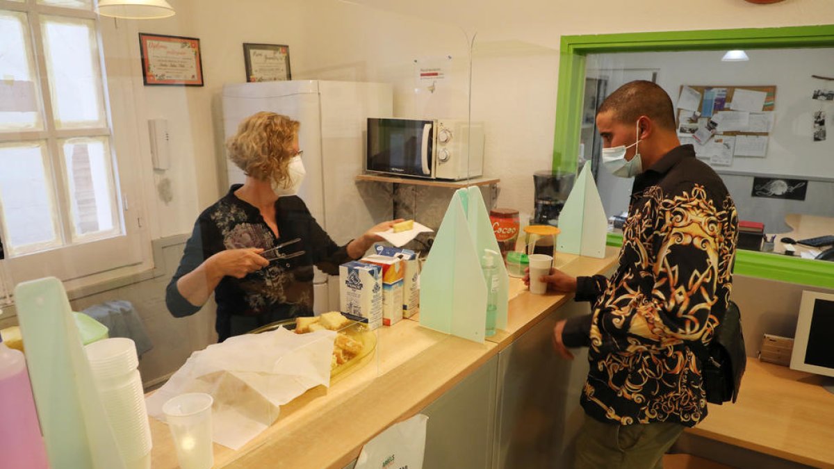 Més demandes d’ajuda - El centre de dia de la fundació Arrels, situat al carrer la Palma de Lleida, ofereix cada dia servei d’esmorzar i berenar per a les persones sense recursos. Asseguren que “hi ha més demandes d’aliments després de  ...