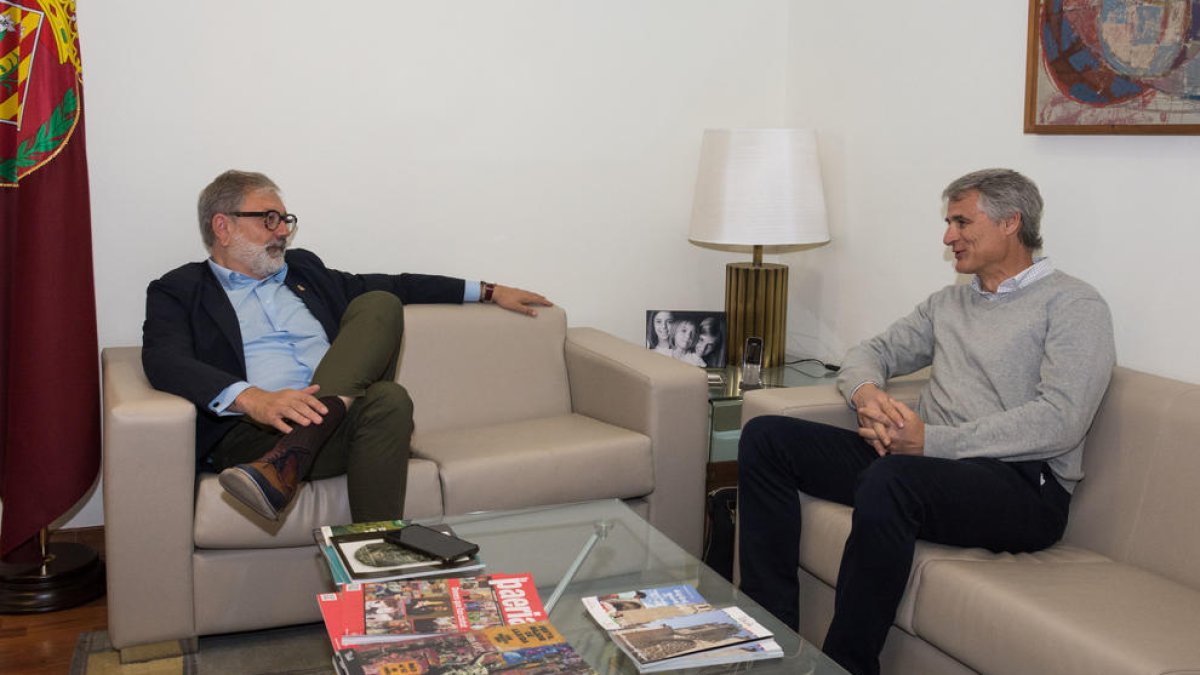 L'alcalde de Lleida, Fèlix Larrosa, i el director general del celler de Raimat, Joan Esteve.