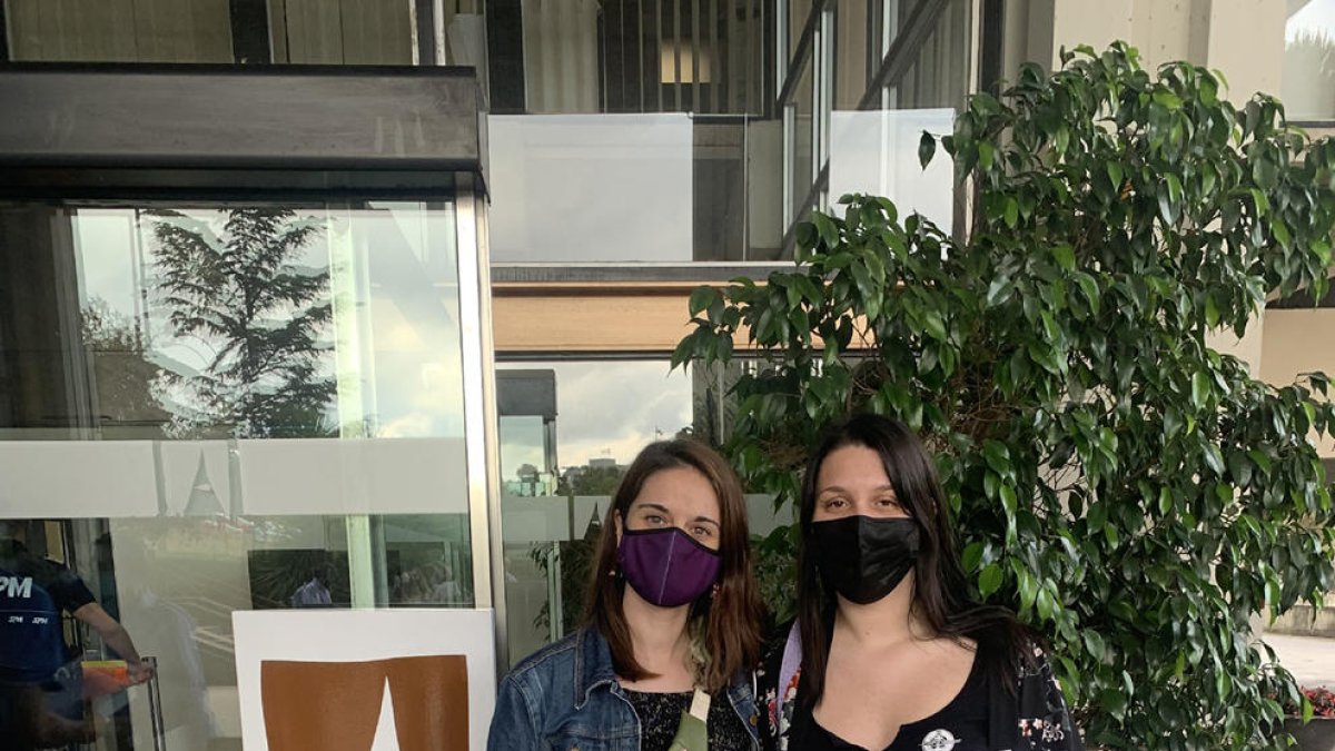 Esther Riba y Andrea Castañeda Alennikova, en la UAB.