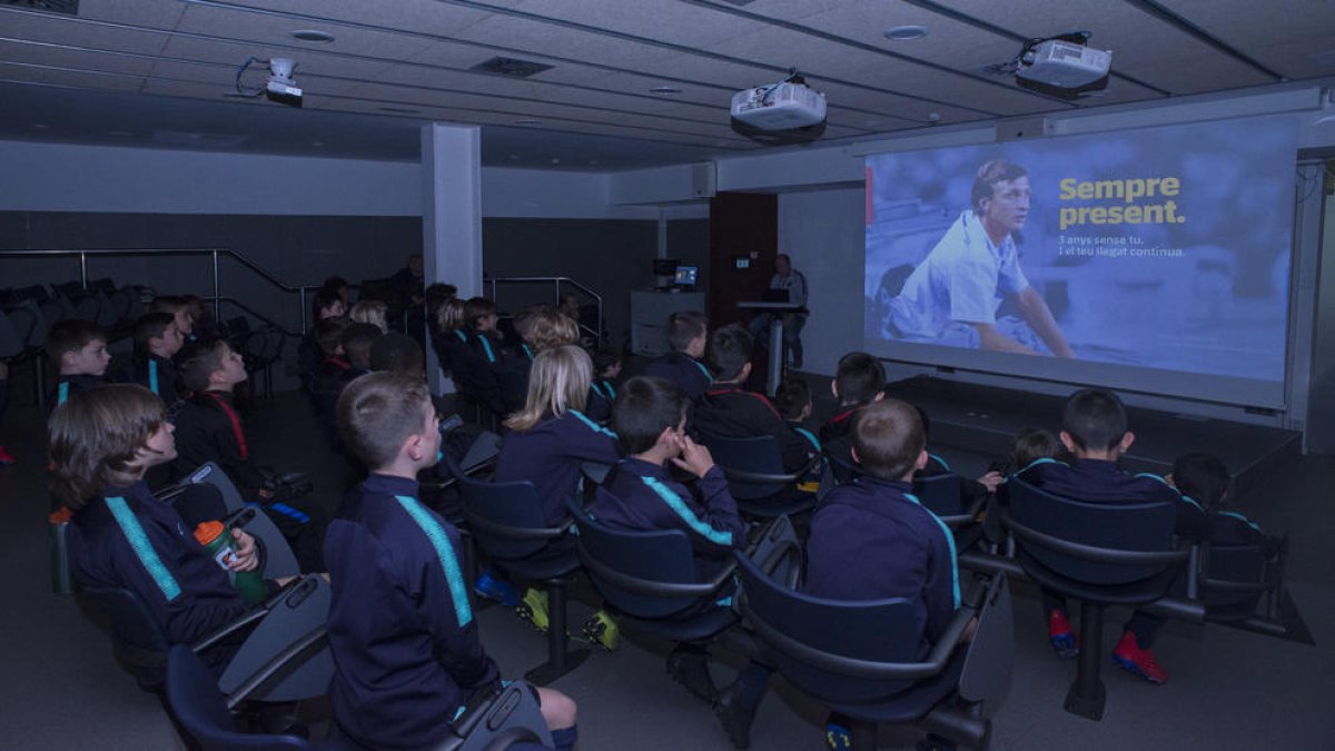 El club ha organizado encuentros con la base para recordar el legado que dejó Johan Cruyff.