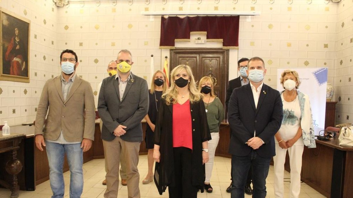 La consellera Violant Cervera amb l’alcalde i altres representants de la Seu d’Urgell.
