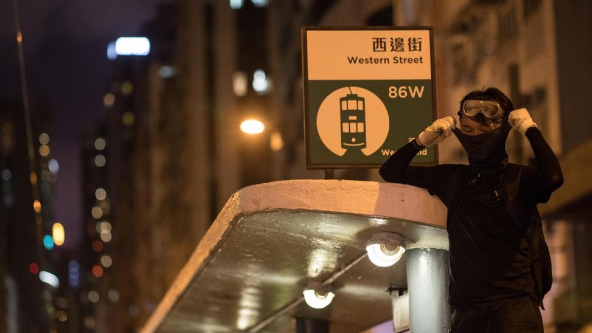 Una banda armada ataca a manifestantes en el metro de Hong Kong