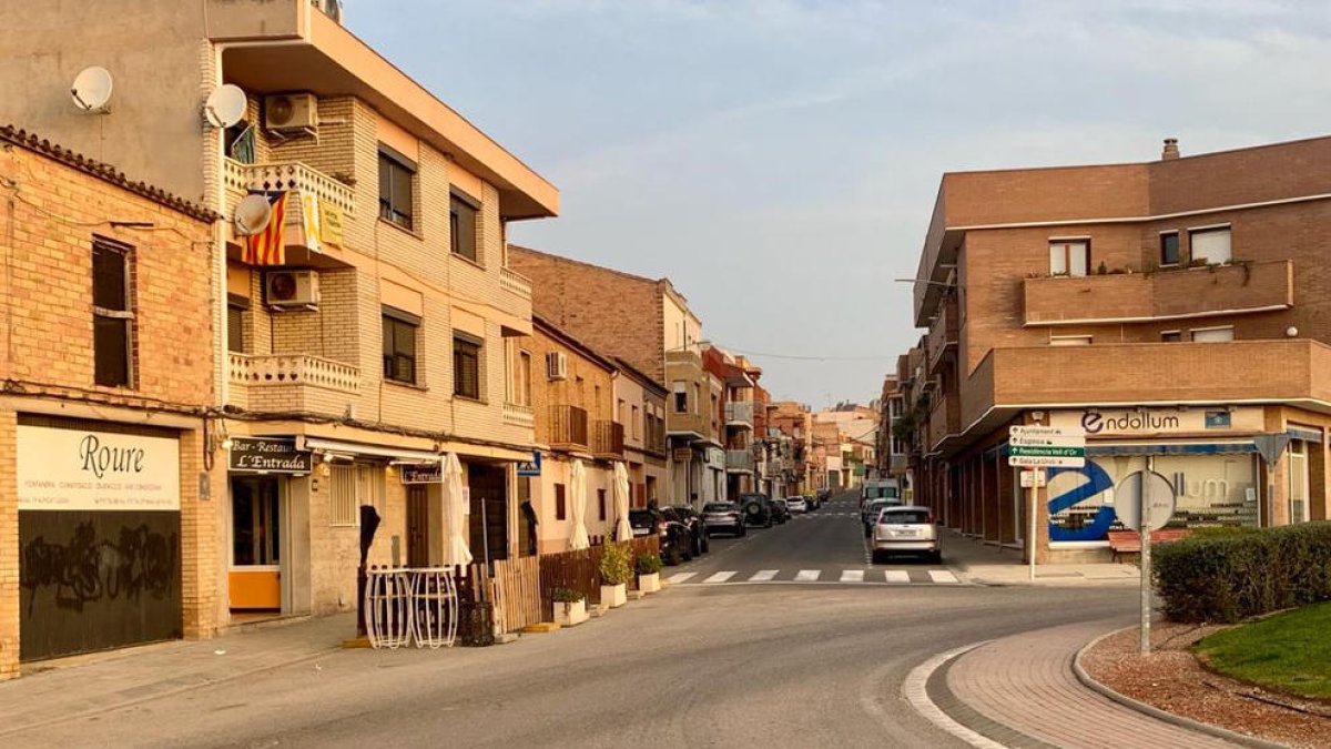 Una calle de Alpicat que aglutina a varios comercios.