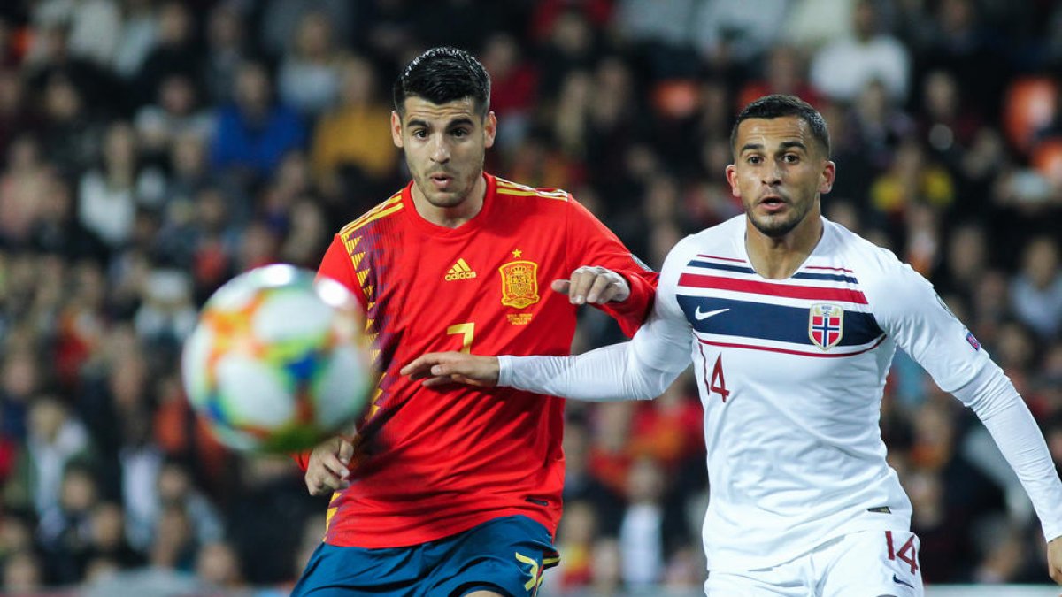 Morata disputa una pilota amb un defensa noruec.