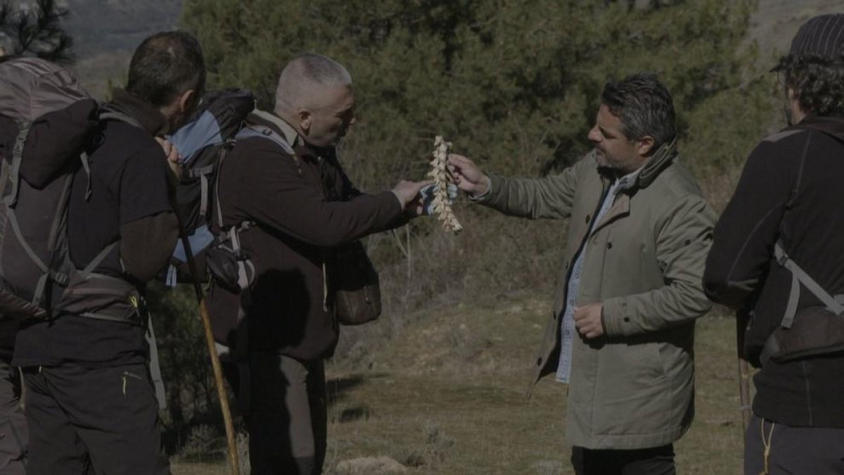 Jalis de la Serna (dreta) comenta amb experts l’equilibri natural.