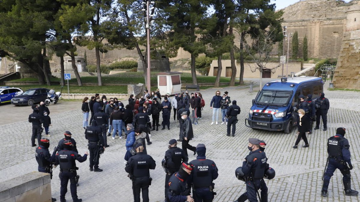 Els Mossos eviten que un grup d'antifeixistes boicotegin un acte de Vox a la Seu Vella de Lleida