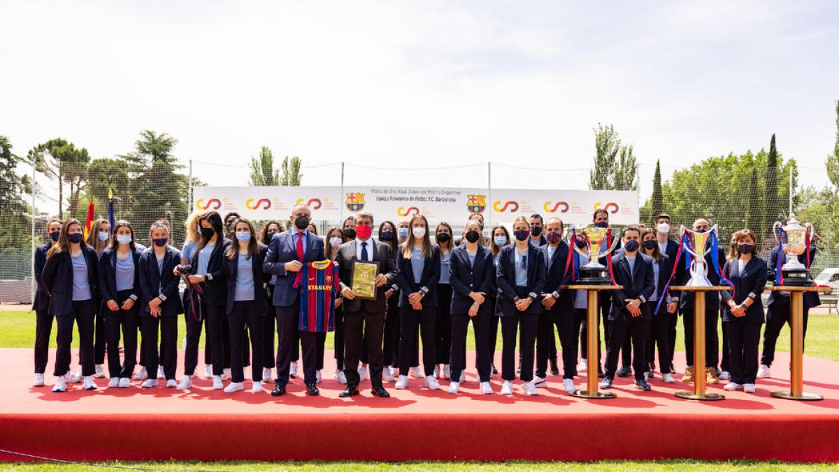 Placa de Oro de la Real Orden del Mérito Deportivo al Barça - El equipo femenino del Barça recibió ayer en Madrid la Placa de Oro de la Real Orden del Mérito Deportivo tras conquistar el triplete. El domingo ganaron la Copa de la Reina, aunque ...