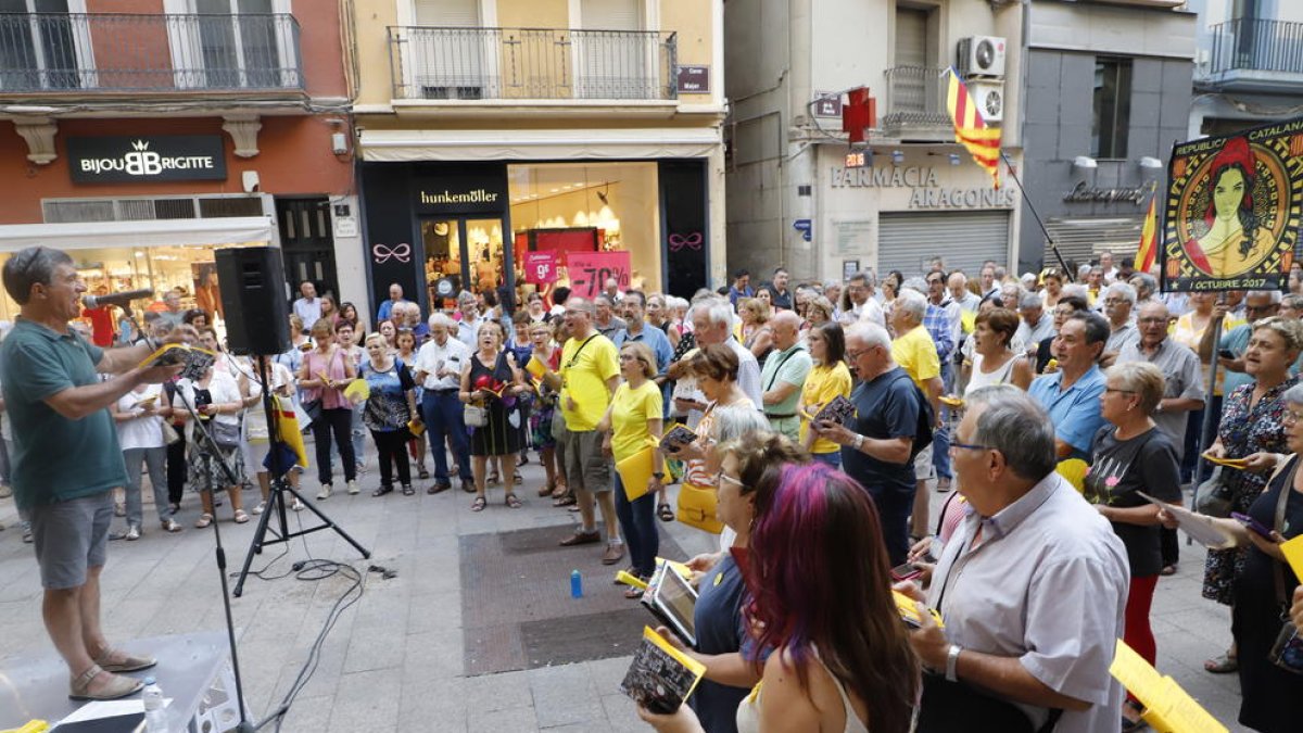 Los ‘cantaires’, ayer ante la Paeria, prevén celebrar una comida con Puigdemont en octubre en Bruselas.